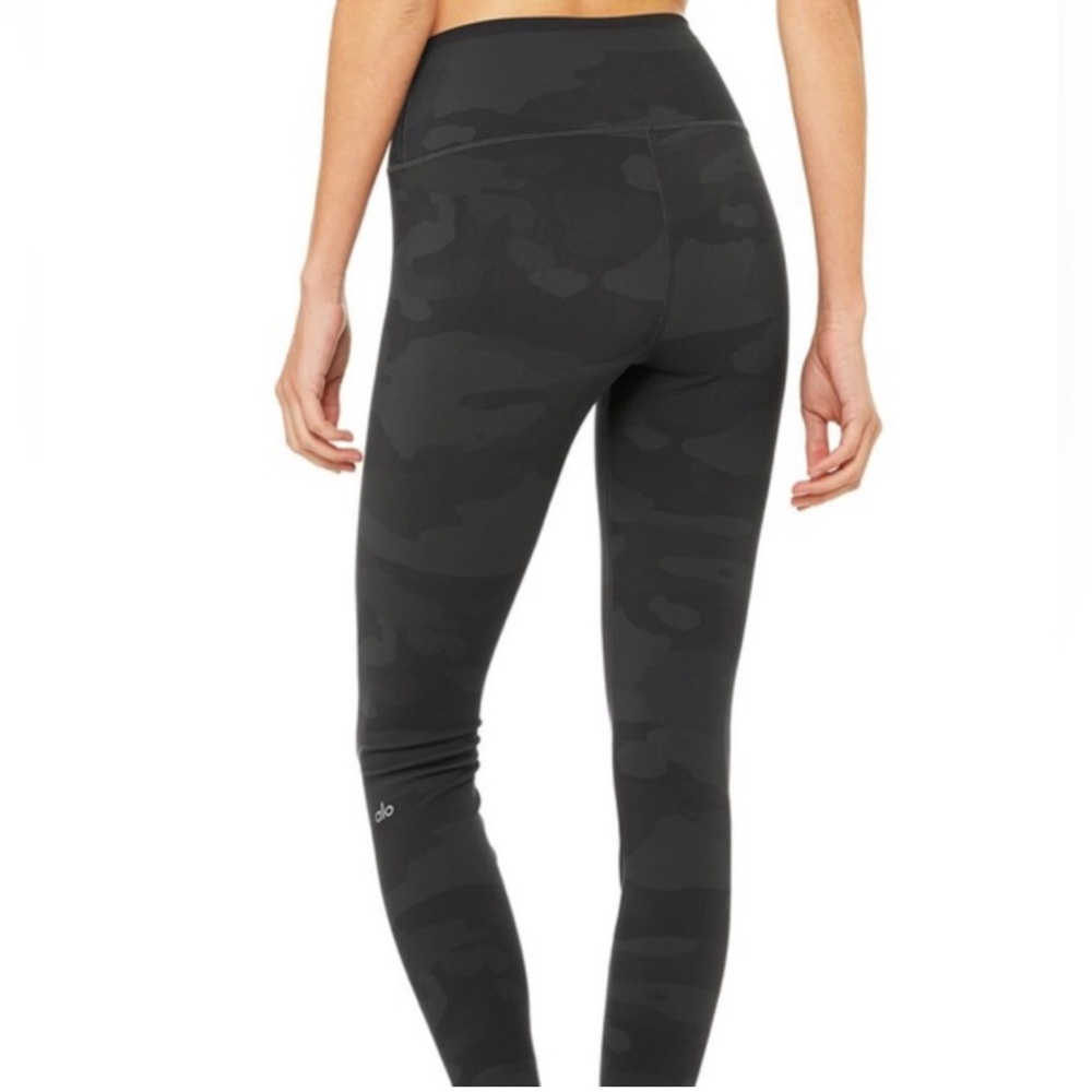 ALO Yoga Camo Black and Grey Leggings Size: XS - Picture 3 of 5